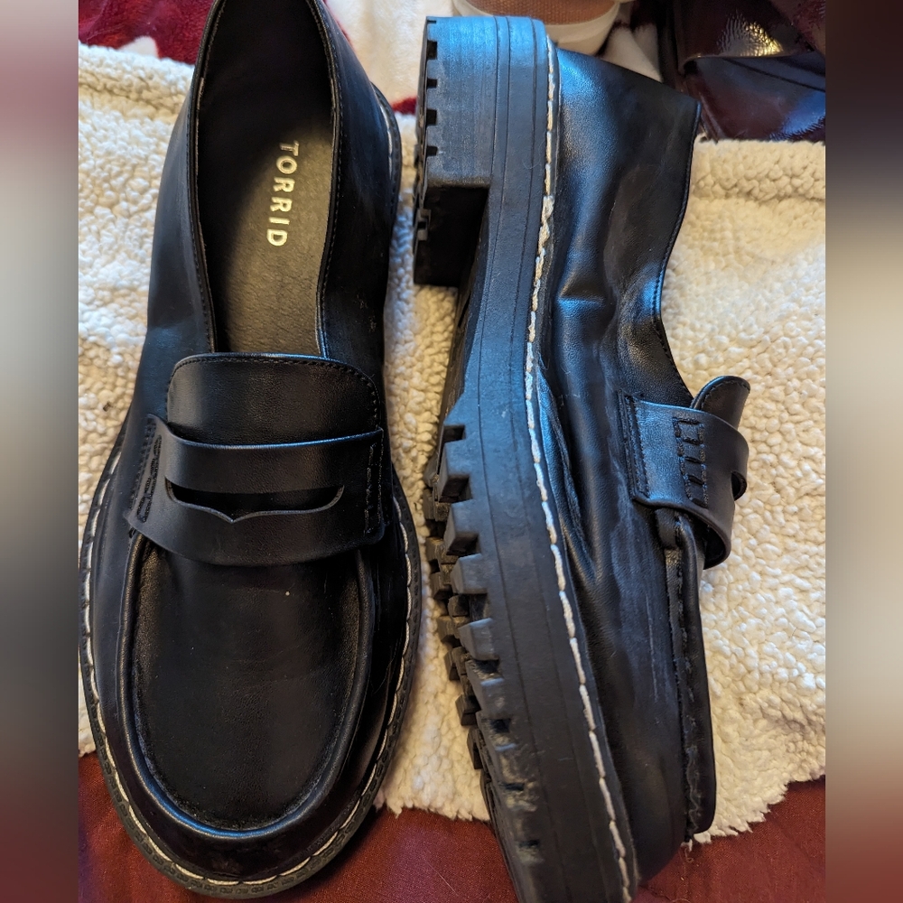 Torrid 10WW black loafers